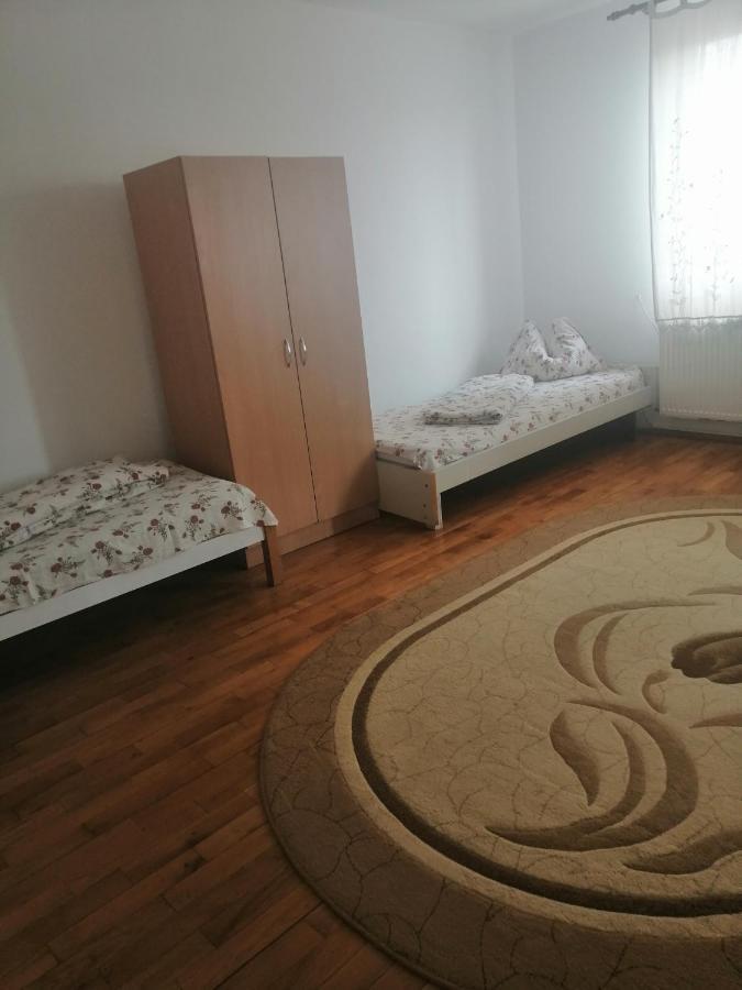 Helga House Hostel Turda Buitenkant foto