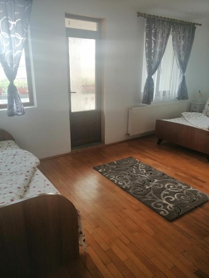 Helga House Hostel Turda Buitenkant foto